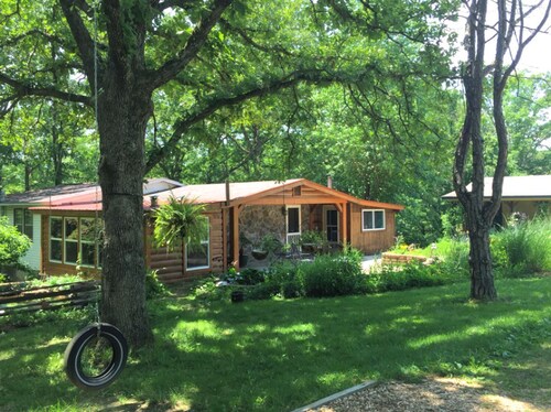 Pet-Friendly Cottage Overlooking a Koi Pond near Mark Twain National Forest, Missouri