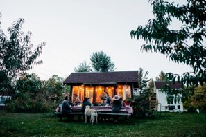 Outdoor dining - Cozy Tented Cabin Rental near the Hudson River in Upstate New York (North River)