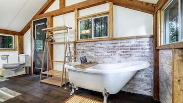 Jetted bath, towels, toilet paper