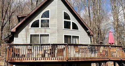 Lake Cabin with Hot-Tub and Deck in Pennsylvania
