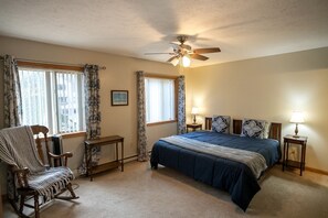 4 bedrooms, travel cot, WiFi, bed sheets - Lake Cabin with Hot-Tub and Deck in Pennsylvania (Lake Ariel)