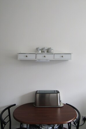 Dining - Cozy Studio Rental with Private Facilities in Greater London (Greater London)