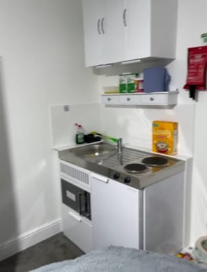 Private kitchen - Cozy Studio Rental with Private Facilities in Greater London (Greater London)