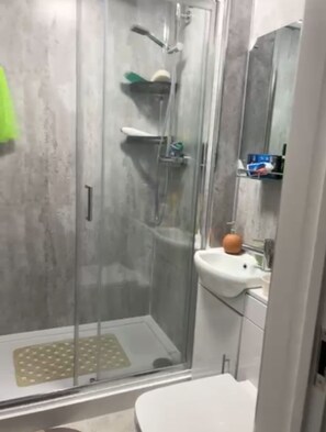Bathroom - Cozy Studio Rental with Private Facilities in Greater London (Greater London)