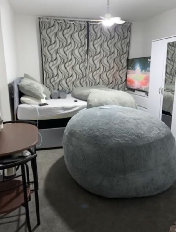 Room - Cozy Studio Rental with Private Facilities in Greater London (Greater London)