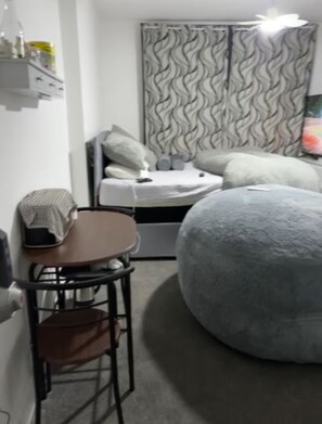 Room - Cozy Studio Rental with Private Facilities in Greater London (Greater London)