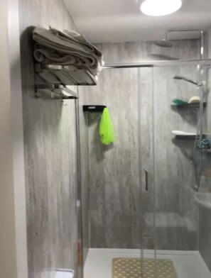 Bathroom - Cozy Studio Rental with Private Facilities in Greater London (Greater London)