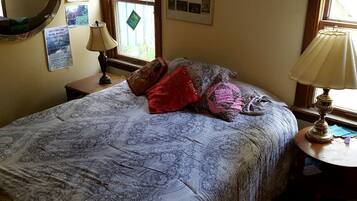 1 bedroom, desk, WiFi, bed sheets