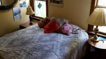 1 bedroom, desk, WiFi, bed sheets