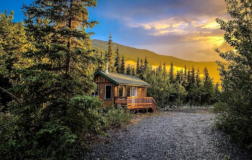Alaskan Cabin in the Beautiful Knik River Valley with Panoramic Mountain Views, Palmer