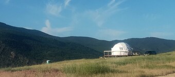 Stunning Off-Grid Dome with Spectacular Views for a Unique Glamping Getaway in Montana