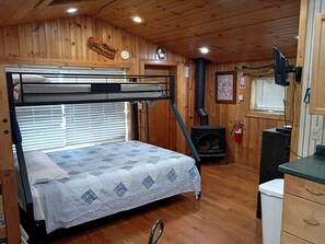 1 bedroom, desk, bed sheets