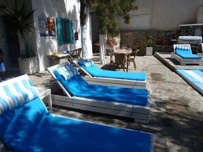 Outdoor dining - Evizorzia Villas -Olive Tree Green Villa (Santorini)