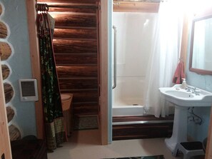Un baño con ducha, lavamanos e inodoro.