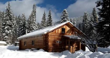 Sanctuary Farm Log Cabin Mountain Getaway, Alberton, MT