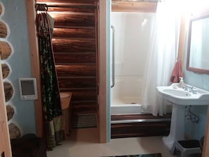 Une salle de bain avec une douche, un lavabo et des toilettes.