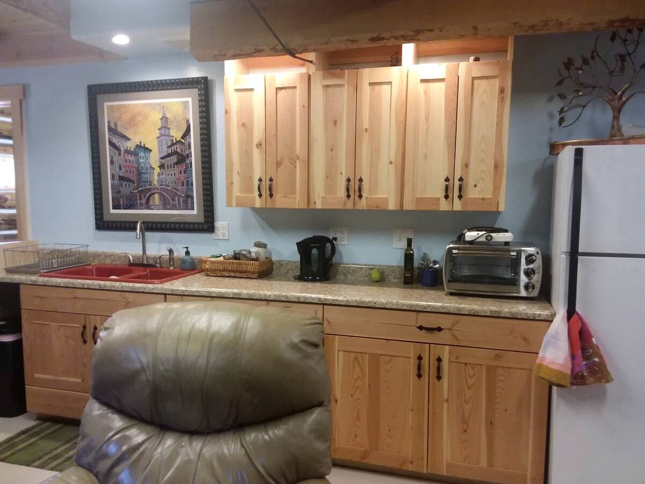 Coffee/tea maker, fridge, oven, cookware/dishes/utensils