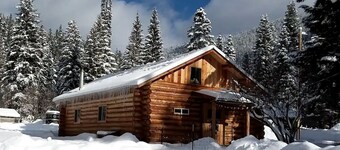 Sanctuary Farm Log Cabin Mountain Getaway, Alberton, MT