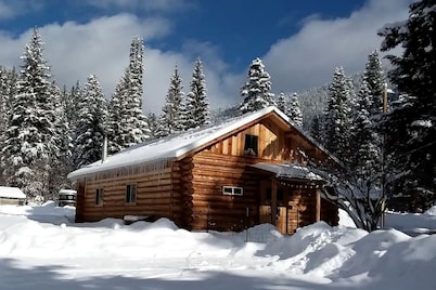 Sanctuary Farm Log Cabin Mountain Getaway, Alberton, MT