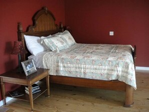 1 bedroom, in-room safe, iron/ironing board, WiFi - Cabin with Jacuzzi Tub for a Creekside Getaway near Guntersville Lake, Alabama (Union Grove)