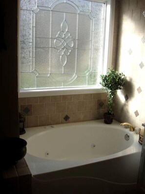 Jetted bath, hair dryer, towels, soap - Cabin with Jacuzzi Tub for a Creekside Getaway near Guntersville Lake, Alabama (Union Grove)