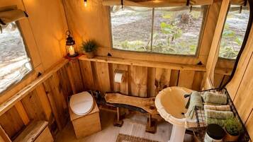Serviettes fournies, papier toilette