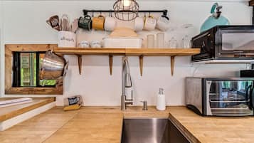 Cafetera o tetera, frigorífico, microondas y hervidor eléctrico