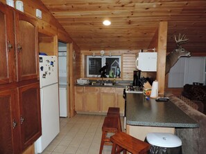 Wasserkocher mit Kaffee-/Teezubehör, Kühlschrank, Mikrowelle, Ofen