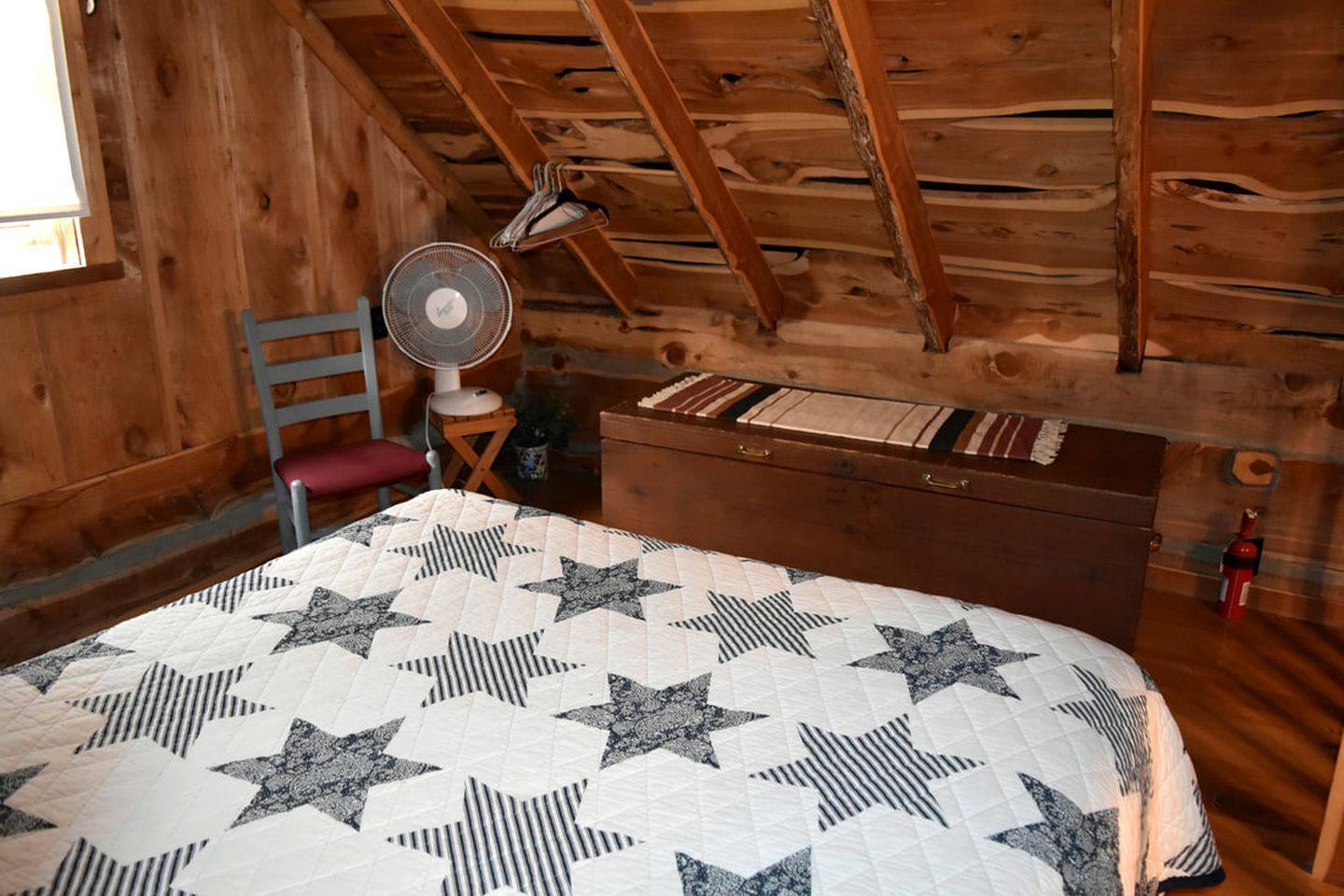 1 bedroom, desk, bed sheets