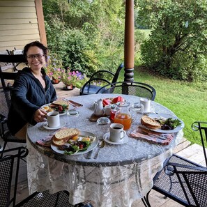 Outdoor dining - Historic Converted Concrib Glamping Cabin in the Heart of Vermont, Perfect for a Weekend Retreat in Nature (South Royalton)