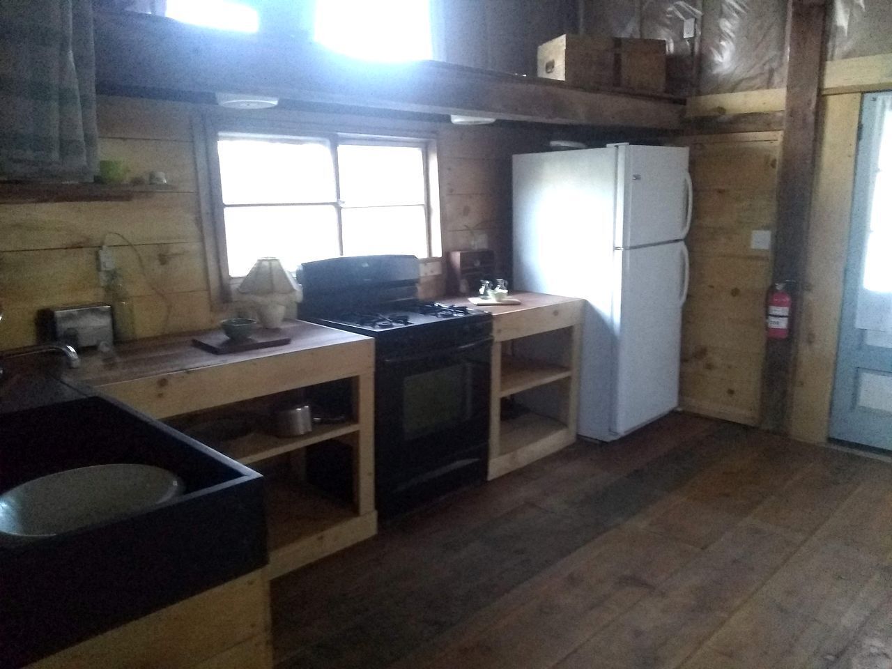 Fridge, oven, stovetop, coffee/tea maker