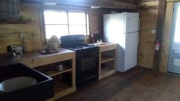 Fridge, oven, stovetop, coffee/tea maker