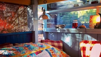 1 bedroom, desk, WiFi, bed sheets