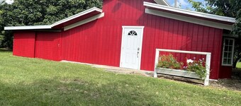 Beautiful Red Cottage for a Relaxing Getaway on a Tropical Fruit Farm near Homestead, Florida