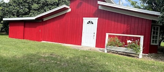 Beautiful Red Cottage for a Relaxing Getaway on a Tropical Fruit Farm near Homestead, Florida