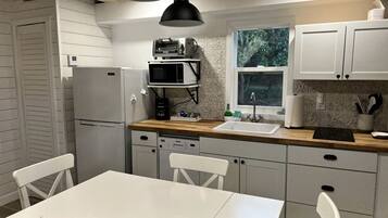 Wasserkocher mit Kaffee-/Teezubehör, Kühlschrank, Mikrowelle, Ofen