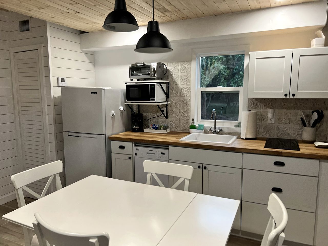 Coffee/tea maker, fridge, microwave, oven