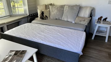 1 bedroom, desk, WiFi, bed sheets