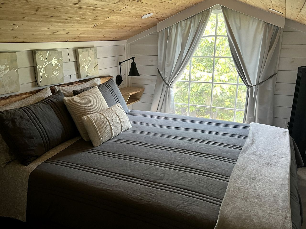 1 bedroom, desk, WiFi, bed sheets