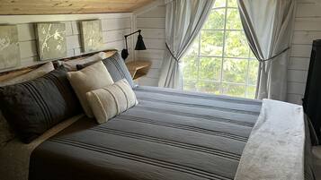 1 bedroom, desk, WiFi, bed sheets