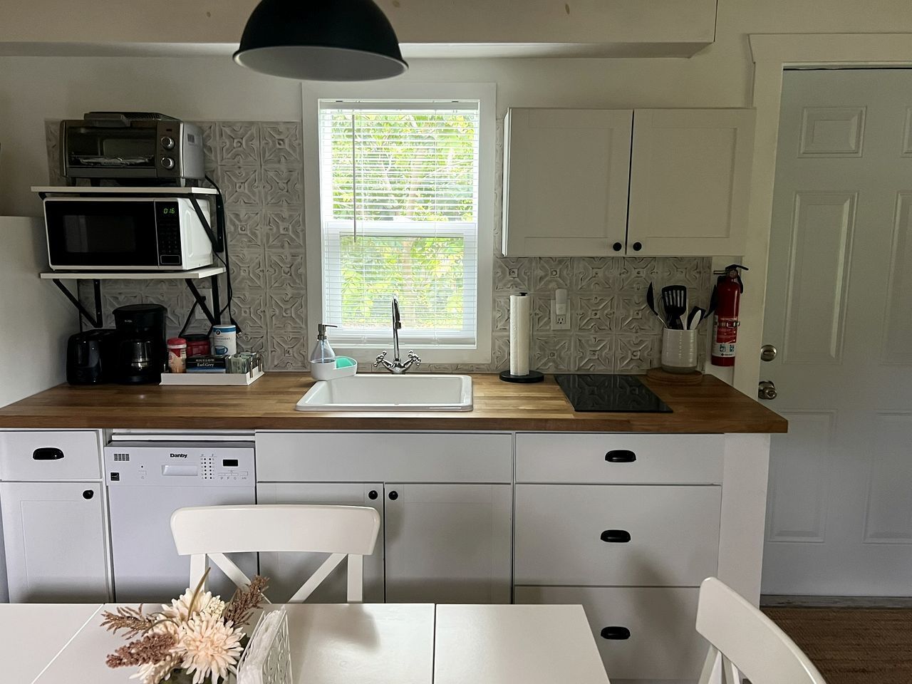 Coffee/tea maker, fridge, microwave, oven