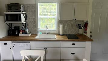 Coffee/tea maker, fridge, microwave, oven