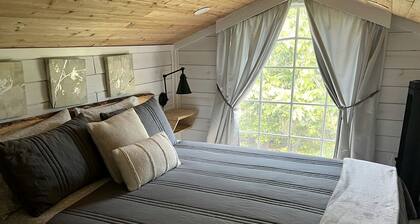 Beautiful Red Cottage for a Relaxing Getaway on a Tropical Fruit Farm near Homestead, Florida