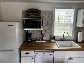 Cafetera/tetera, refrigerador, microondas, horno