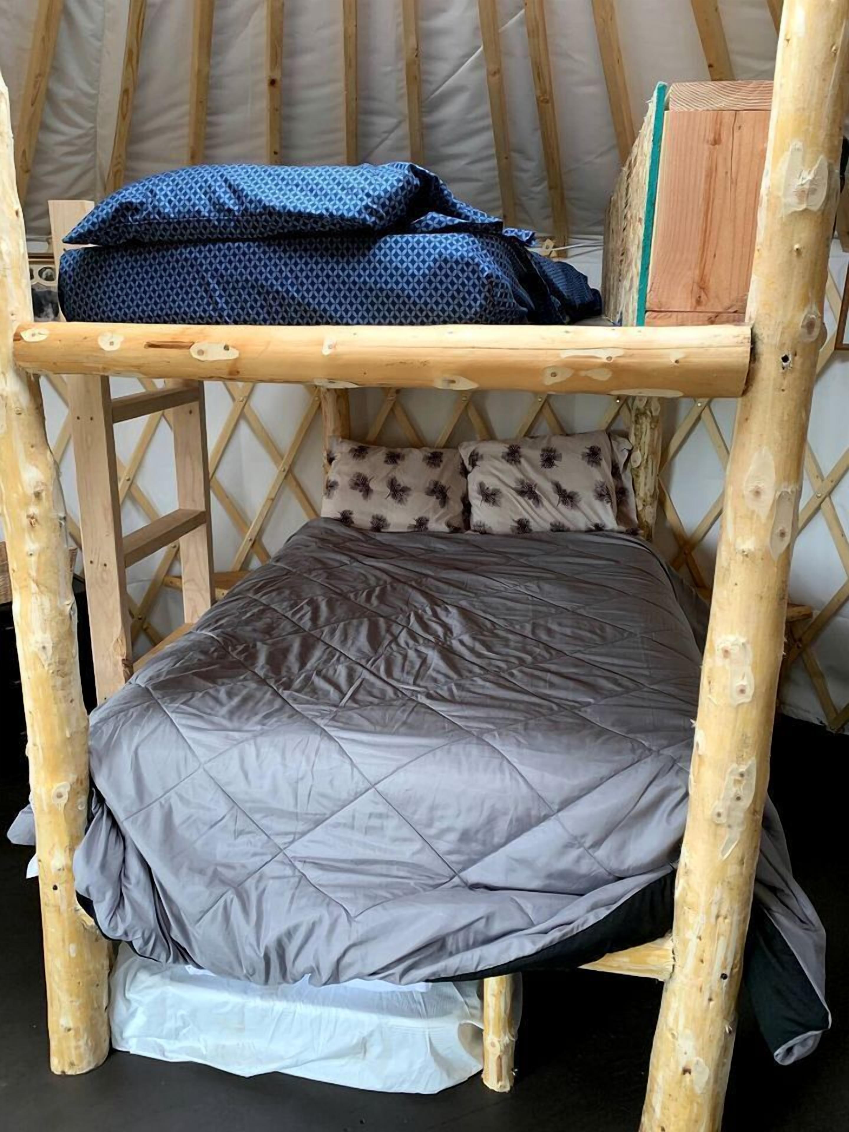 1 bedroom, bed sheets