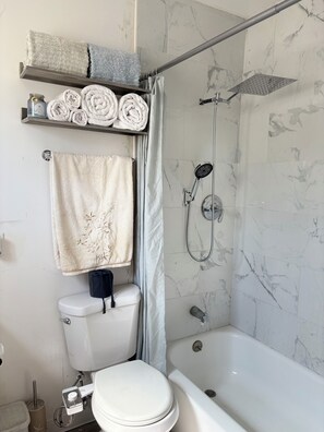 Sèche-cheveux, serviettes fournies, savon, papier toilette
