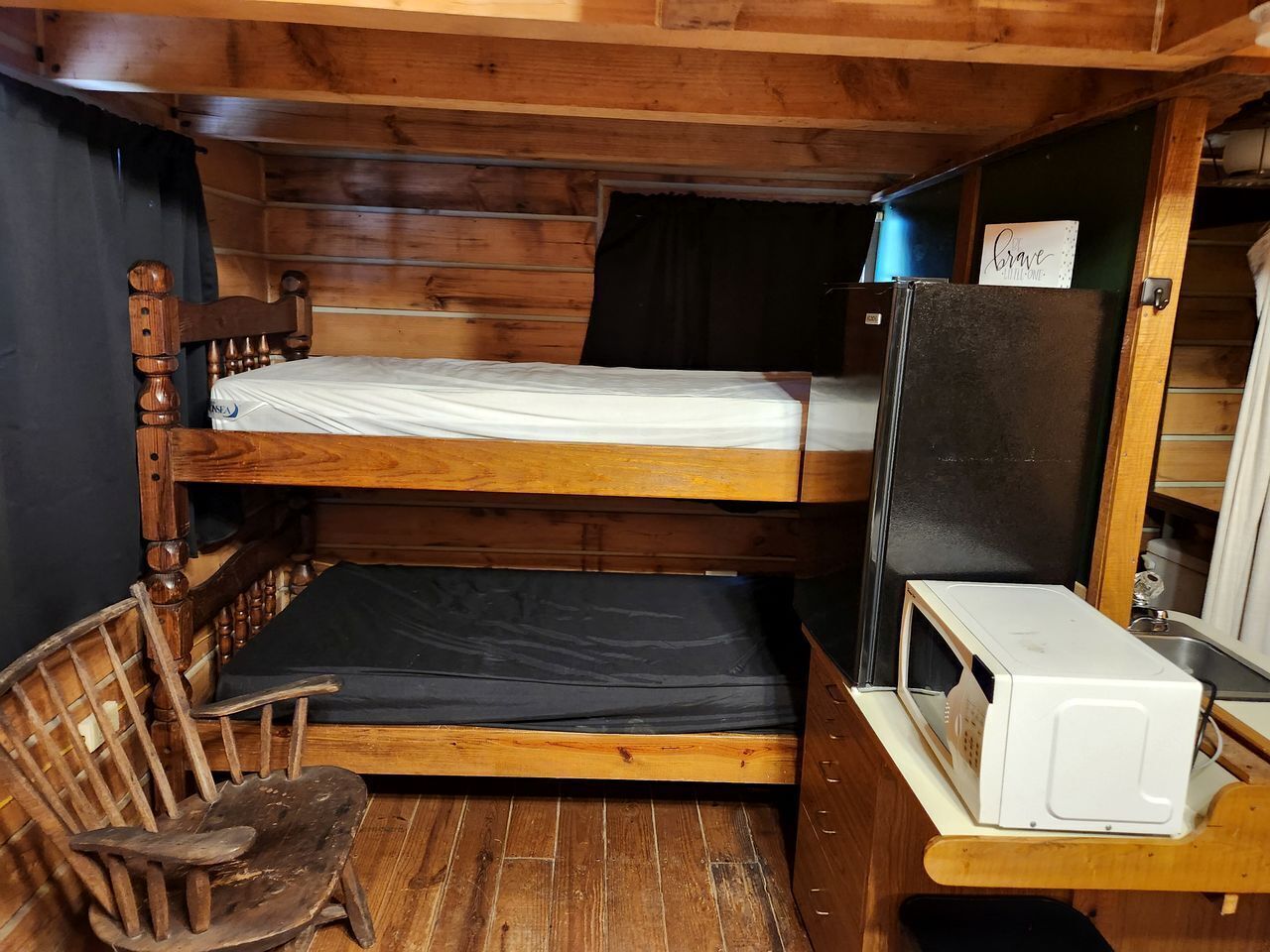 1 bedroom, desk, WiFi