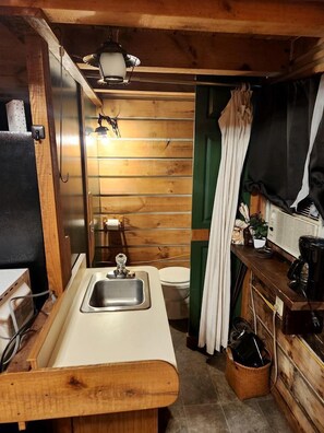 Toilet paper - Rural Cabin with Fire Ring Perfect for Outdoor Activities in Indiana (Nashville)