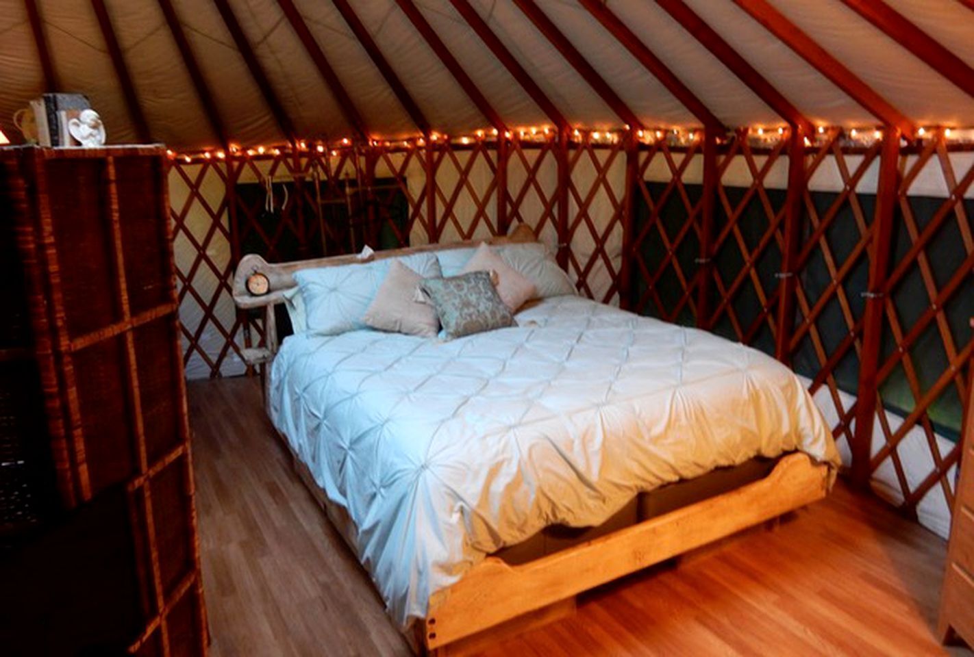 1 bedroom, bed sheets