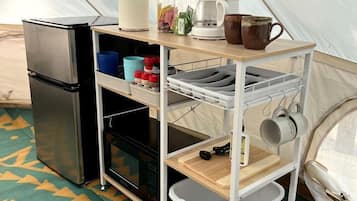 Coffee/tea maker, fridge, microwave, cookware/dishes/utensils